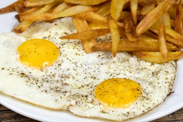 Stekta Ägg Med Stek Hästryggen Och Pommes Frites Tallriken — Stockfoto