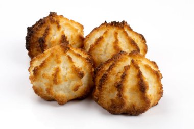 Beyaz arka planda izole edilmiş hindistan cevizi kaya kekleri.