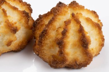 Beyaz arka planda izole edilmiş hindistan cevizi kaya kekleri.