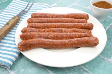Masadaki çiğ merguez tabağı