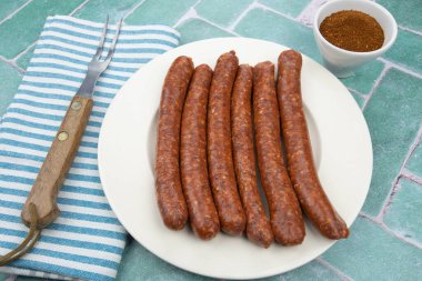 Masadaki çiğ merguez tabağı