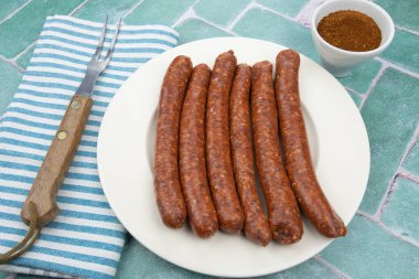 Masadaki çiğ merguez tabağı