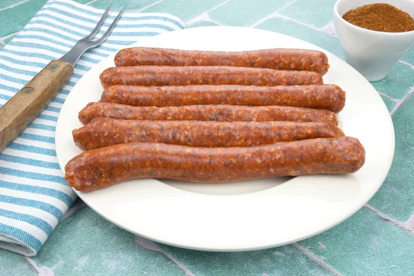 Tányér Nyers Merguez Asztalon — Stock Fotó