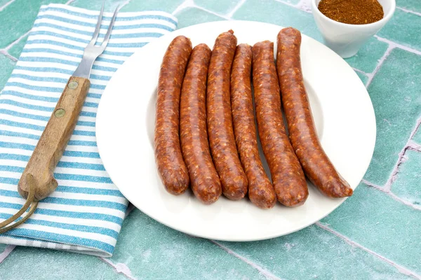 Tányér Nyers Merguez Asztalon — Stock Fotó