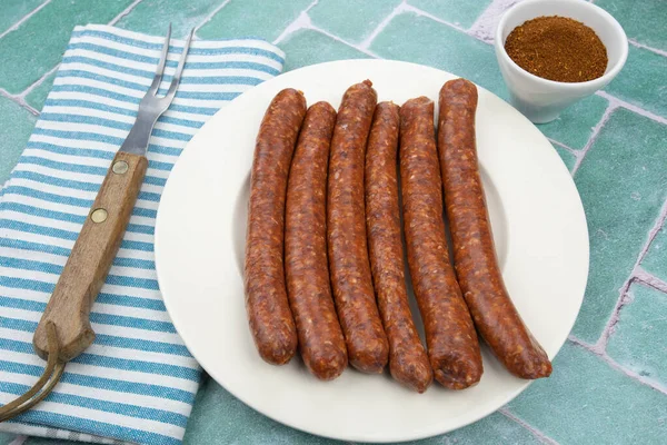 Tányér Nyers Merguez Asztalon — Stock Fotó