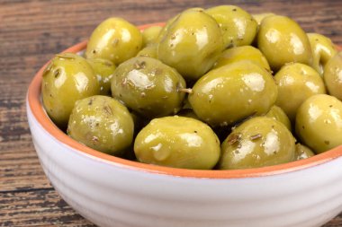 Kekik içinde marine edilmiş yeşil zeytin tabağı