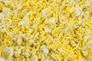 Rendelenmiş haşlanmış yumurtaya yaklaş.