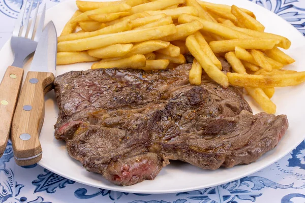 Costela Grelhada Carne Bovina Batatas Fritas Prato — Fotografia de Stock