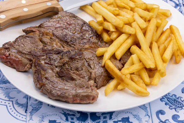 Costela Grelhada Carne Bovina Batatas Fritas Prato — Fotografia de Stock