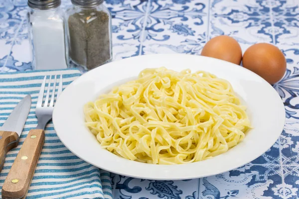 Prato Tagliatelle Fresco Manteiga Uma Mesa — Fotografia de Stock