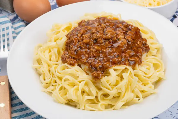 Prato Tagliatelle Com Molho Bolonhesa — Fotografia de Stock