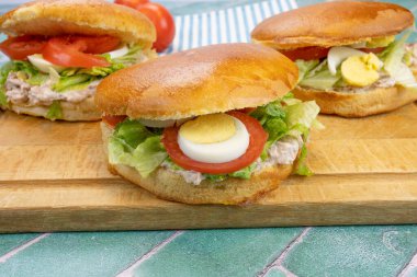 Kesme tahtasındaki ton balıklı ekmek, ton balıklı burger.