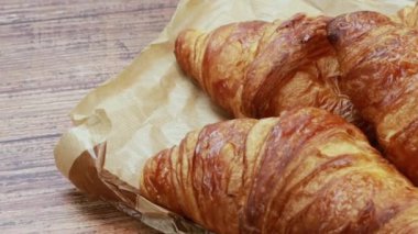 Tahta masada taze kruvasanlar.