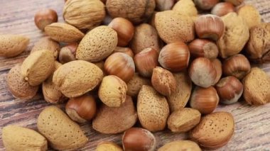 Masada kabuklu fındık yığını