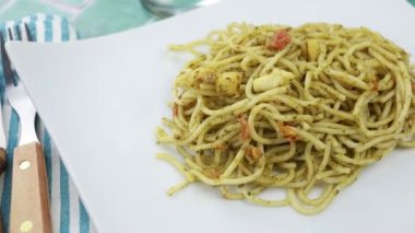 Kalamarlı bir tabak spagetti.