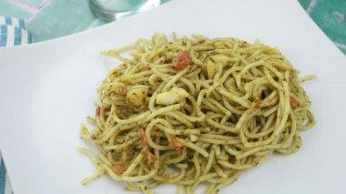 Kalamarlı bir tabak spagetti.