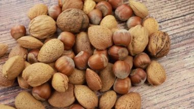 Masada kabuklu fındık yığını