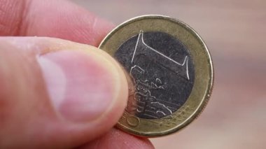 Erkek eli bir avro para tutuyor. 