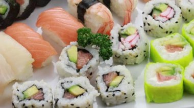 Çeşitli somon ve salatalıklı maki suşi ruloları.