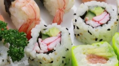 Çeşitli somon ve salatalıklı maki suşi ruloları.