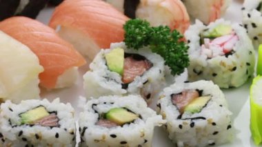 Çeşitli somon ve salatalıklı maki suşi ruloları.