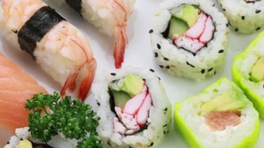 Çeşitli somon ve salatalıklı maki suşi ruloları.