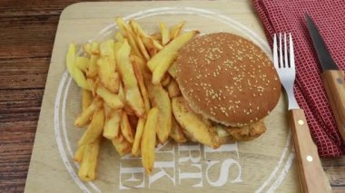 Lezzetli hamburger ve patates kızartması. 