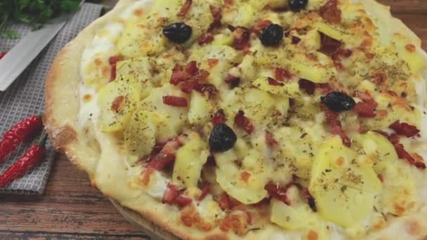 Pizza Met Ham Champignons Een Houten Tafel — Stockvideo