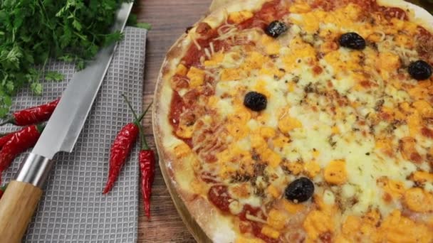 Pizza Jambon Champignons Sur Une Table Bois — Video