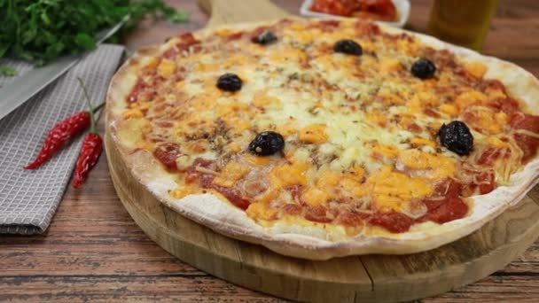 Pizza Met Ham Champignons Een Houten Tafel — Stockvideo