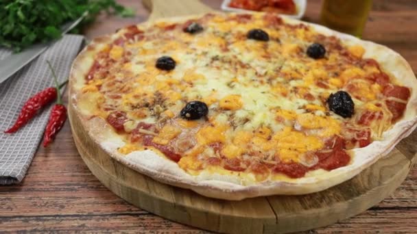 Pizza Com Presunto Cogumelos Uma Mesa Madeira — Vídeo de Stock