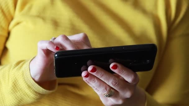 Femeie Folosind Smartphone Closeup — Videoclip de stoc