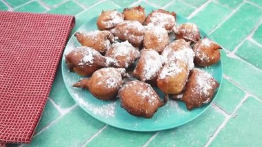 Tabakta krema şekeri olan çörekler.