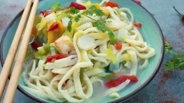 Deniz tarağı ve sebzeli erişte.