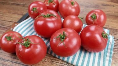 Köy arka planında taze domatesler 