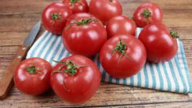 Köy arka planında taze domatesler 