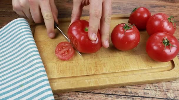 Manos Masculinas Rebanando Tomates Maduros Frescos Tabla Cortar — Vídeo de stock