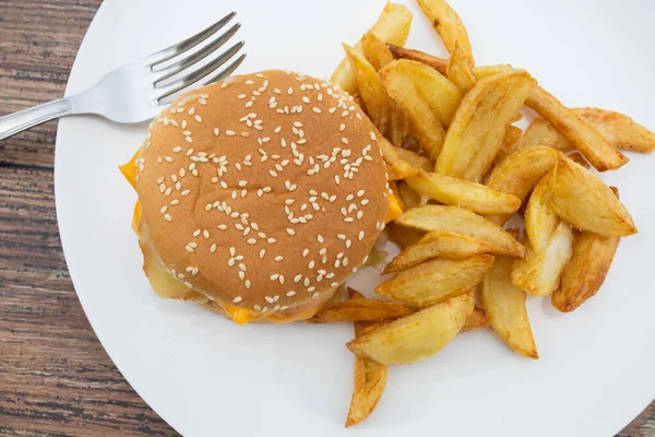 Somonlu hamburger ve patates kızartması.