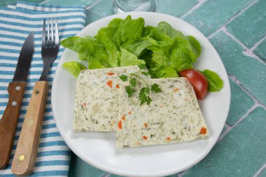 Deniz tarağı ve tabakta balık.