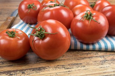 Tahta masadaki taze domatesler.