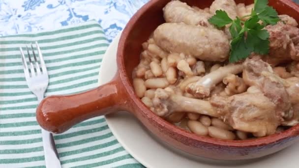 鴨と白豆で構成されるカソレと呼ばれるフランス料理 — ストック動画