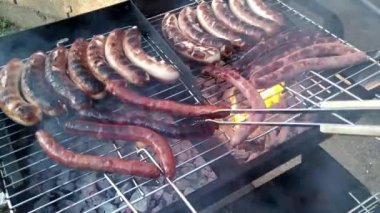 Sosis ve merguez barbeküde