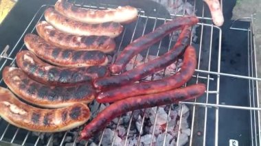 Sosis ve merguez barbeküde