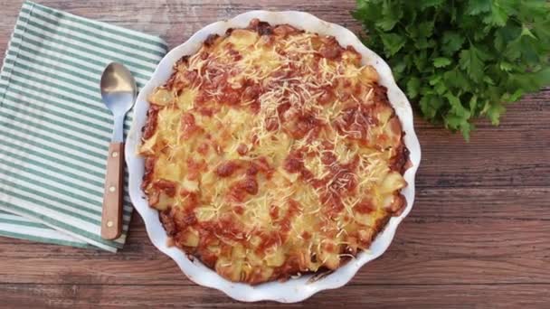 Aardappelgratin Een Tafel — Stockvideo