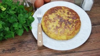 Tahta masada ev yapımı turta.