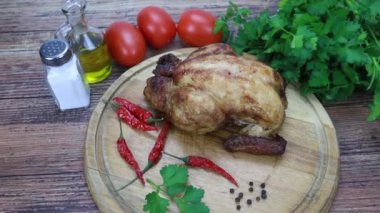 Kesme tahtasında kızarmış tavuk.