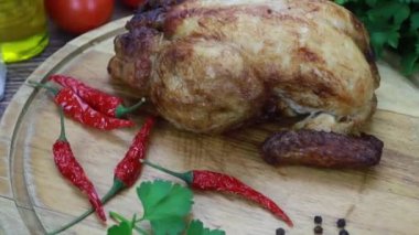 Kesme tahtasında kızarmış tavuk.