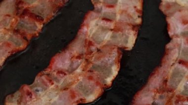 Tavada pişirilmiş domuz pastırması.