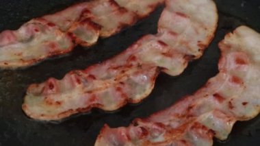 Tavada pişirilmiş domuz pastırması.