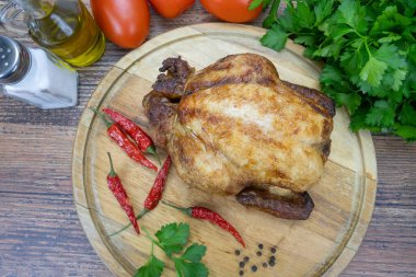 Kesme tahtasında kızarmış tavuk.
